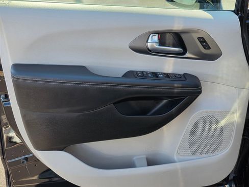 Used 2024 Chrysler Pacifica Touring-L image 12