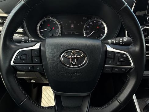 Used 2024 Toyota Highlander LE FWD image 22