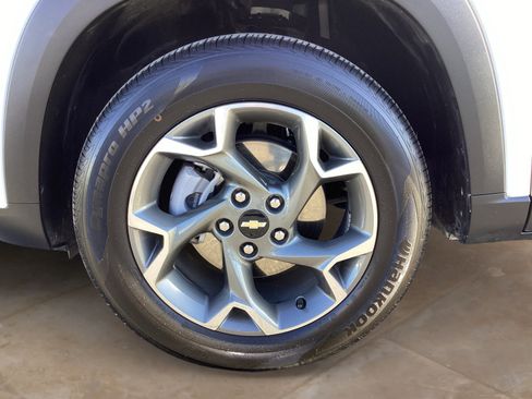 Used 2025 Chevrolet Trax LT w/ LT Convenience Package image 32