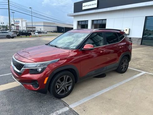 Used 2023 Kia Seltos S w/ Navigation Package FWD image 3