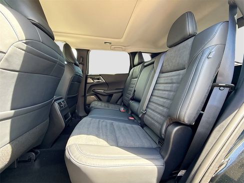 New 2025 Mitsubishi Outlander SE image 26