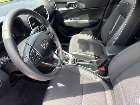 Certified 2025 Hyundai Venue Limited FWD image 18