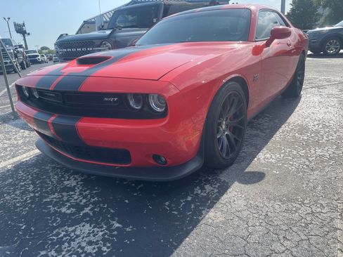 Used 2016 Dodge Challenger SRT RWD image 1