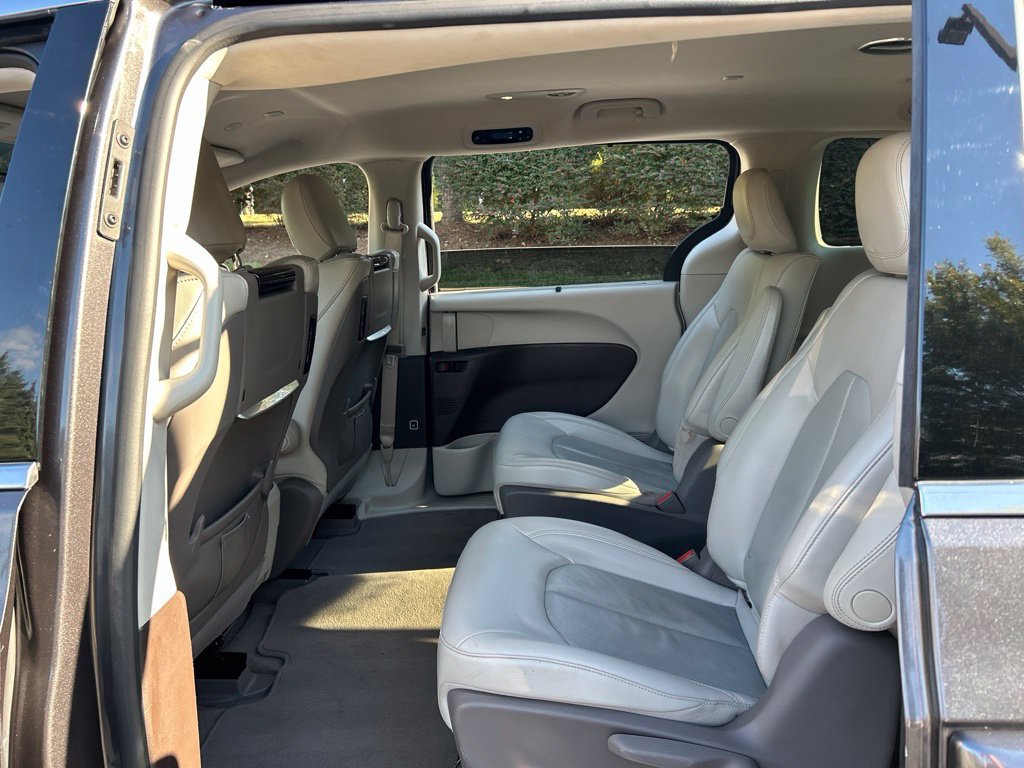 Used 2021 Chrysler Pacifica Touring-L w/ Uconnect Theater Family Group FWD image 45