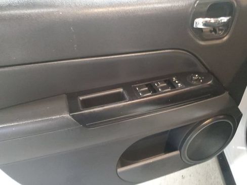 Used 2013 Jeep Patriot Latitude w/ Freedom Edition Pkg AWD/4WD image 11