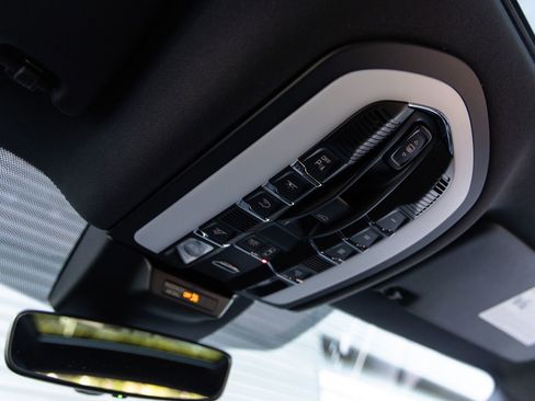 Certified 2026 Porsche Macan AWD/4WD image 19