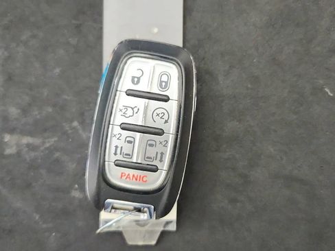 Used 2023 Chrysler Pacifica Touring-L FWD image 13