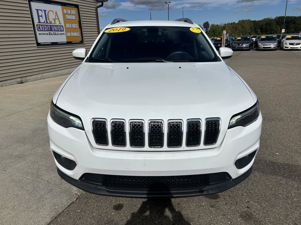 Used 2019 Jeep Cherokee Latitude w/ Popular Appearance Group FWD image 2