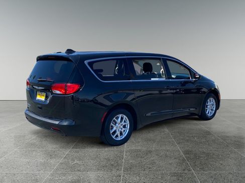 Used 2022 Chrysler Voyager LX FWD image 5