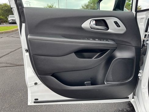Used 2025 Chrysler Pacifica Limited FWD image 12