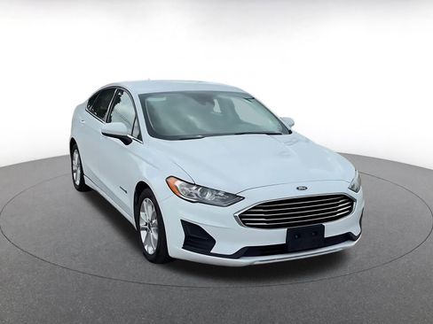 Used 2019 Ford Fusion SE FWD image 3