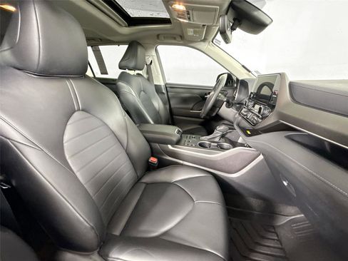 Certified 2024 Toyota Highlander XLE image 47