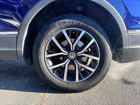 Used 2021 Volkswagen Tiguan SE w/ Panoramic Sunroof Package image 7