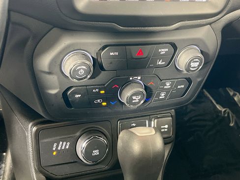 Used 2022 Jeep Renegade Latitude w/ Sun/Sound Group AWD/4WD image 16