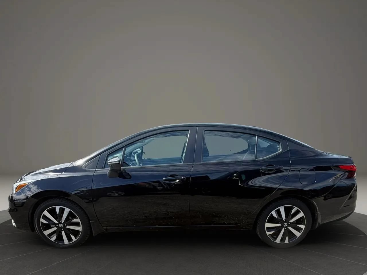 Used 2022 Nissan Versa SR w/ Electronics Package FWD image 8
