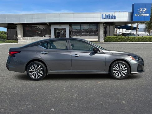 Used 2025 Nissan Altima 2.5 SV image 9