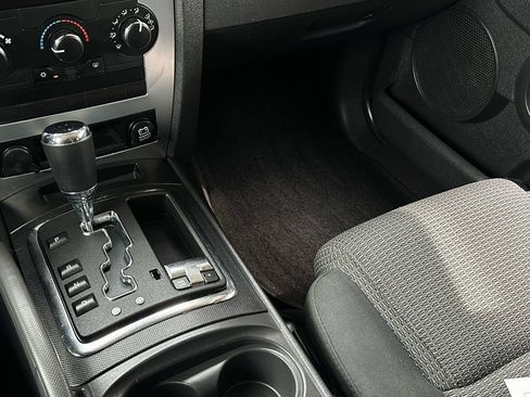 Used 2008 Jeep Commander Sport image 26