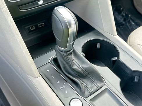 Used 2019 Volkswagen Atlas SE w/ Towing Package image 16