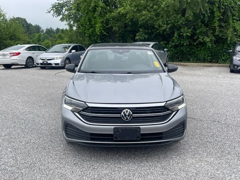 Used 2022 Volkswagen Jetta SE w/ Panoramic Sunroof Package FWD image 2