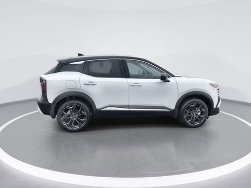Certified 2025 Nissan Kicks SR FWD image 9