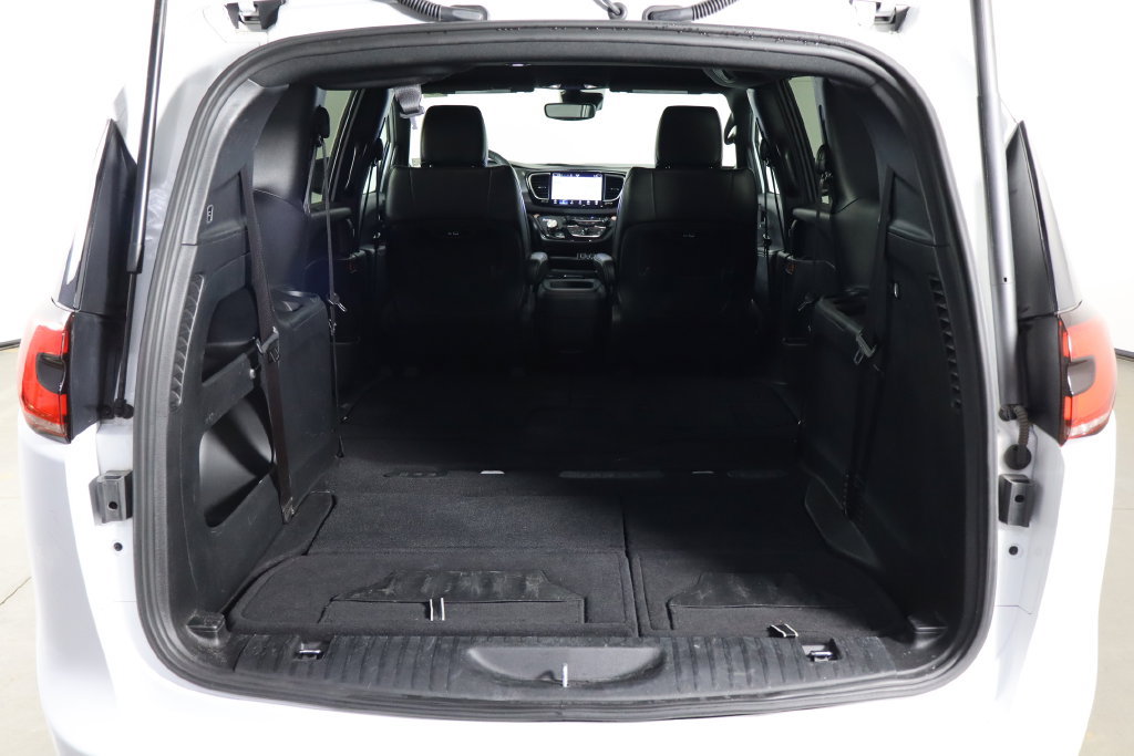 Used 2025 Chrysler Pacifica Select FWD image 16