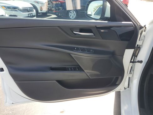 Used 2019 Jaguar XE Premium image 13