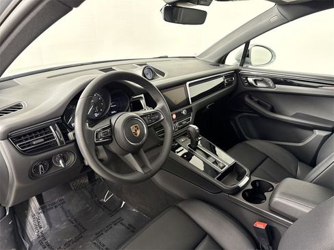 Certified 2025 Porsche Macan image 4