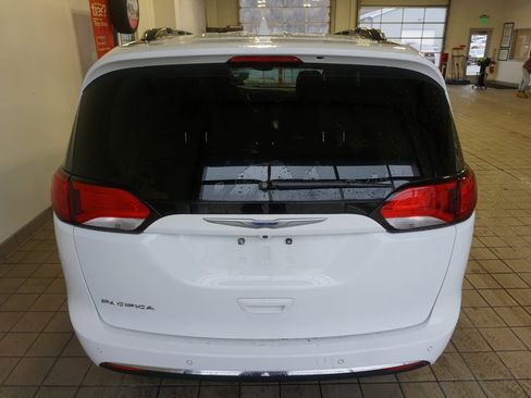 Used 2018 Chrysler Pacifica Touring-L w/ Tire & Wheel Group image 16