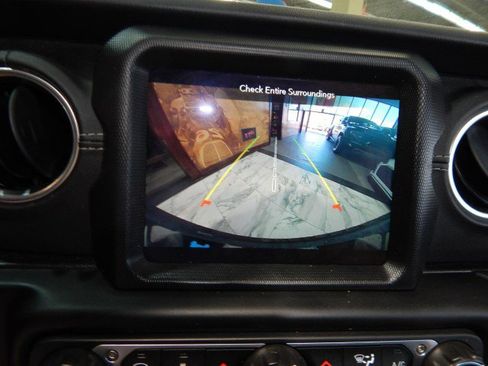 Used 2023 Jeep Wrangler Unlimited Sahara w/ Cold Weather Group image 33