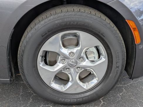 Used 2018 Chrysler Pacifica Limited w/ Advanced Safetytec Group FWD image 7
