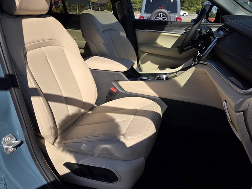 New 2027 Jeep Grand Cherokee Limited RWD image 14