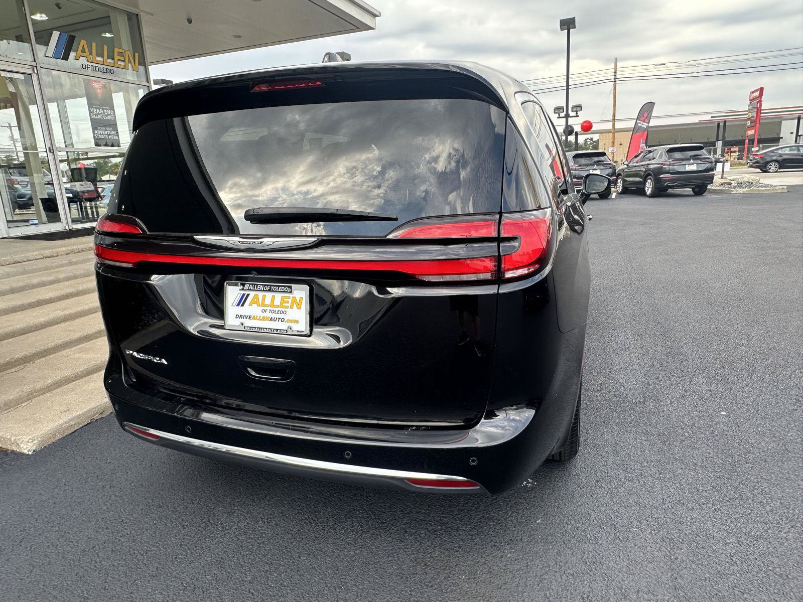 Used 2025 Chrysler Pacifica Select FWD image 12