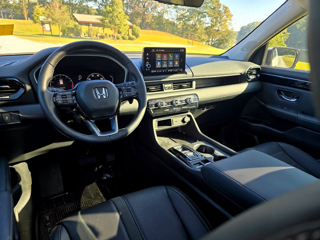 Used 2025 Honda Pilot Touring image 3
