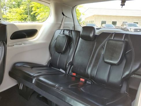 Used 2023 Chrysler Pacifica Touring-L FWD image 33