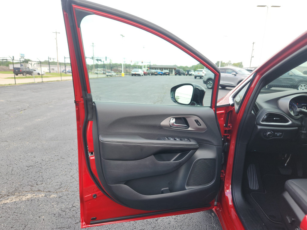 New 2027 Chrysler Pacifica Select FWD image 19