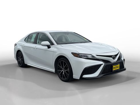 Used 2023 Toyota Camry SE image 7