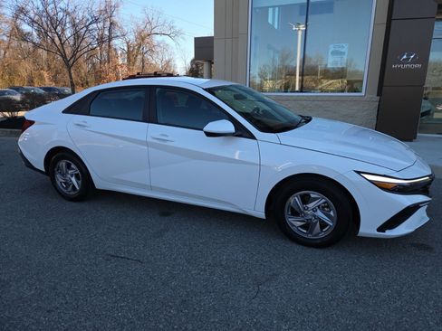 Certified 2024 Hyundai Elantra SE image 1