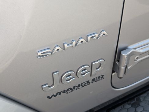 Used 2021 Jeep Wrangler Unlimited Sahara AWD/4WD image 7