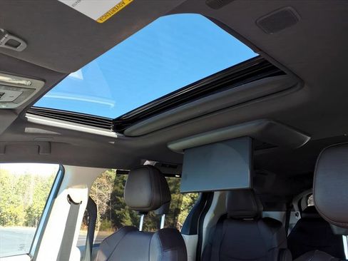 Certified 2024 Toyota Sienna Platinum image 17