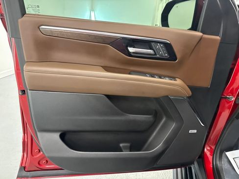 Used 2025 Chevrolet Tahoe High Country RWD image 11