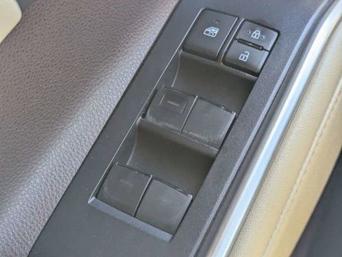 Used 2022 Toyota Highlander XLE AWD/4WD image 23