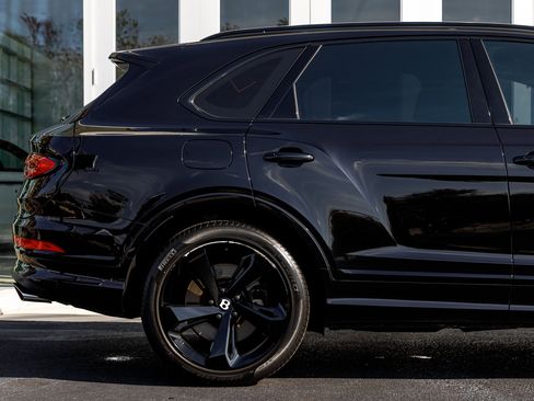 Used 2022 Bentley Bentayga image 23