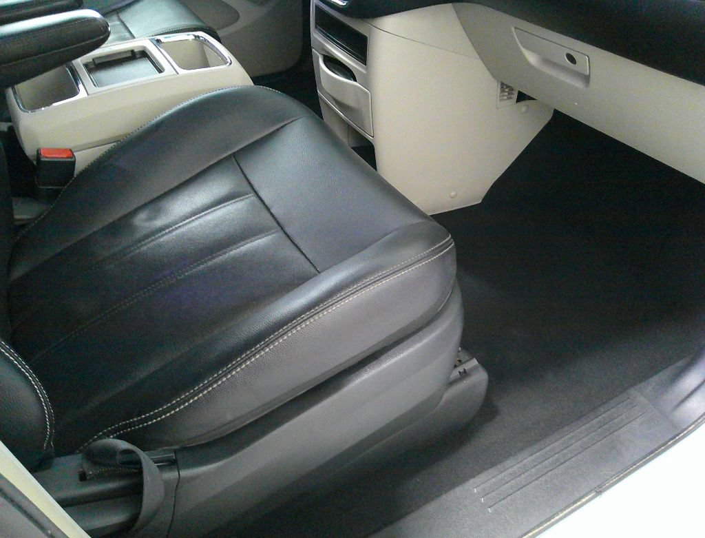 Used 2014 Chrysler Town & Country Touring FWD image 26