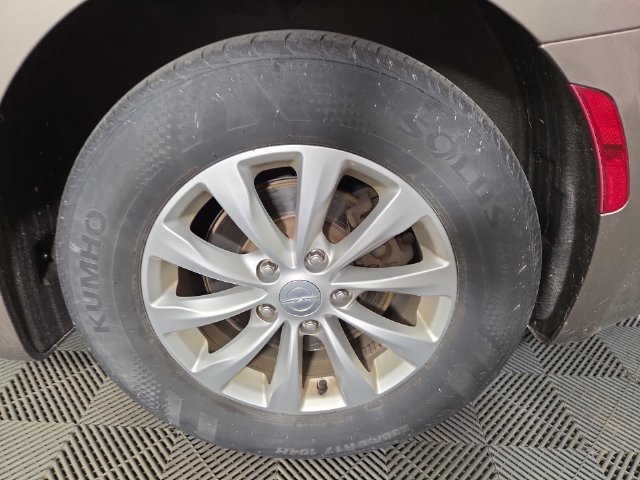 Used 2018 Chrysler Pacifica Touring-L Plus FWD image 11