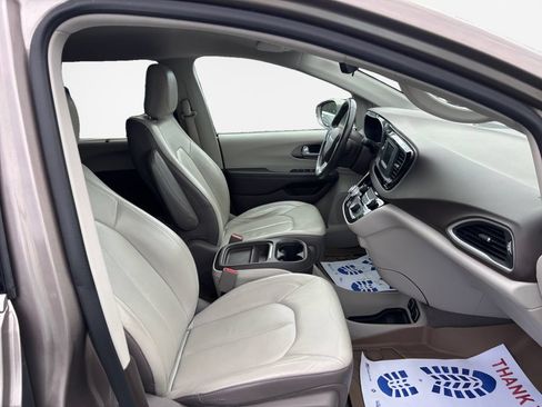 Used 2017 Chrysler Pacifica Touring-L FWD image 24