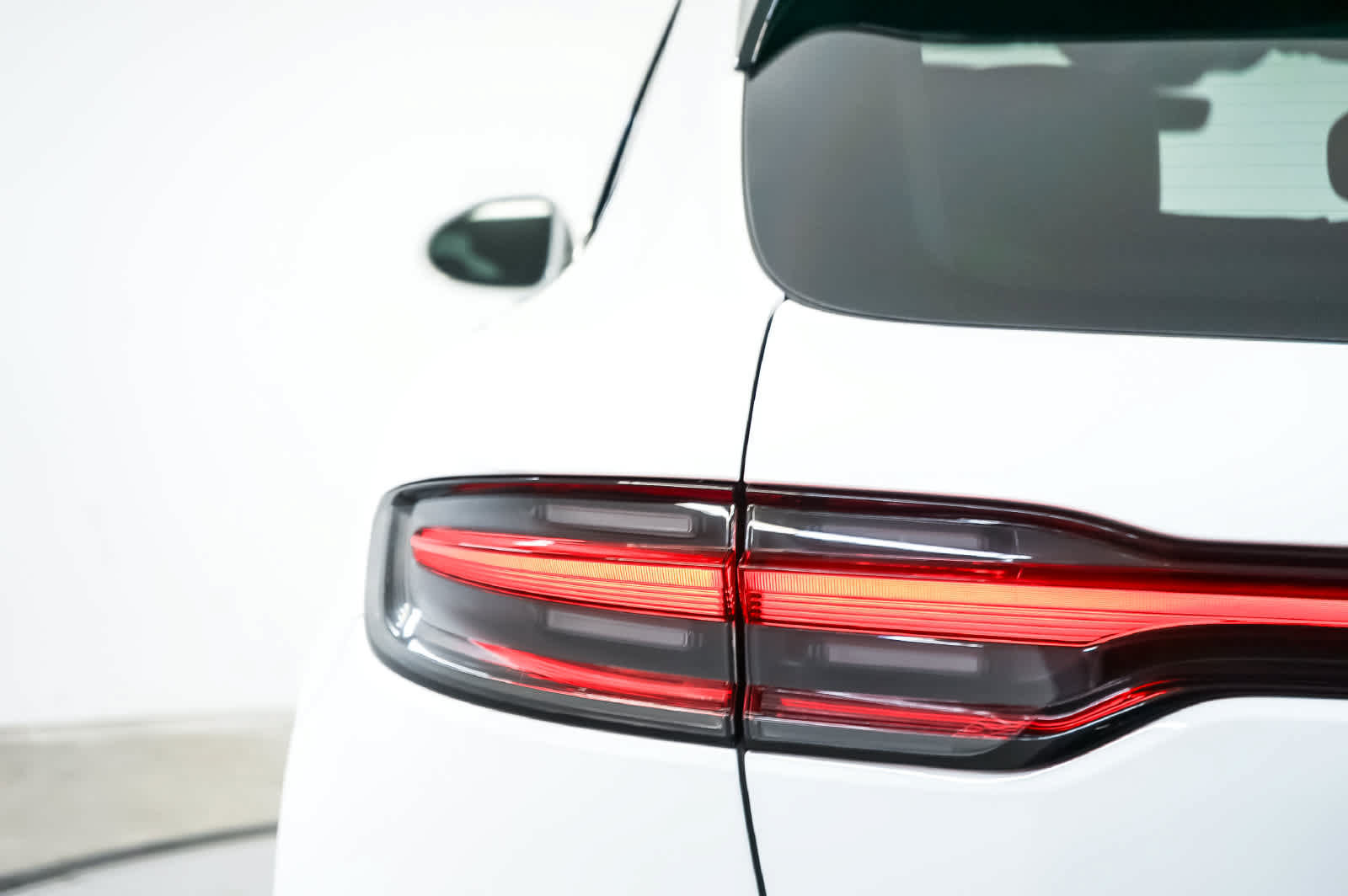 Certified 2026 Porsche Macan AWD/4WD image 11