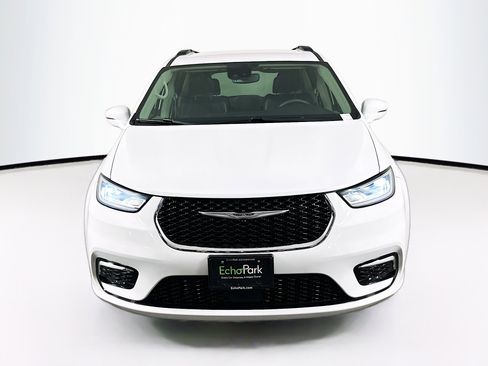 Used 2022 Chrysler Pacifica Touring-L FWD image 2