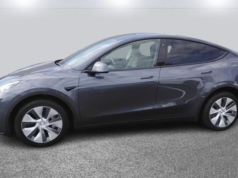 Used 2023 Tesla Model Y AWD image 3