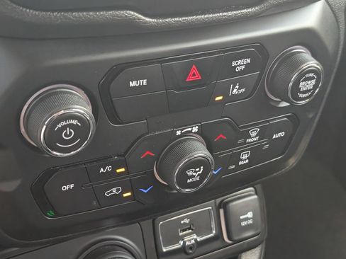 Used 2022 Jeep Renegade Altitude w/ Convenience Group AWD/4WD image 19