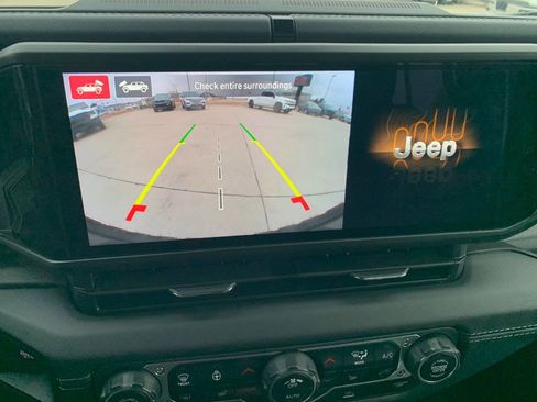 Used 2025 Jeep Wrangler Unlimited Sahara image 22